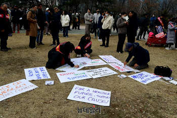 [포토] 영어로 된 피켓 만들고 있는 의사 총궐기 참석자들