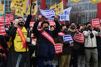 [포토] '의대정원 증원 반대' 구호 외치는 시위 참석자들