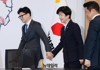 [포토] 한동훈 위원장 손잡은 김영주 부의장 
