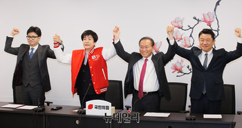 [포토] 국민의힘 손잡은 김영주 부의장 