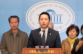 [포토] 임태훈 전 군인권센터 소장, 민주연합 비례대표 후보 지원 기자회견 