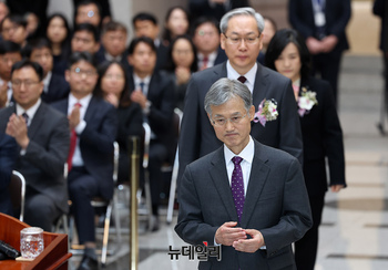 [포토] 취임식 입장하는 엄상필-신숙희 신임 대법관