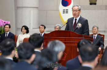 [포토] 엄상필 신임 대법관 취임