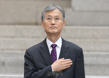 [포토] 신임 대법관 취임식, 국민의례하는 조희대 대법원장