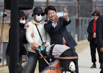 [포토] 지지자와 기념촬영하는 이준석 대표