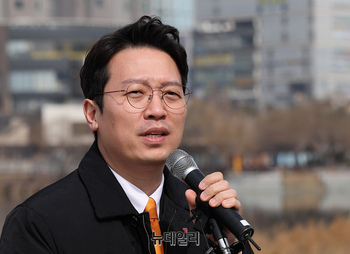 [포토] 이준석 대표 소개하는 이기인 개혁신당 대변인