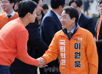 [포토] 이준석 출마선언에 참석한 이원욱 의원