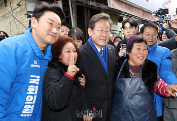 [포토] 시민들과 인사나누는 이재명·곽상언