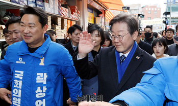 [포토] '곽상언 지지방문' 창신시장 찾은 이재명 민주당 대표