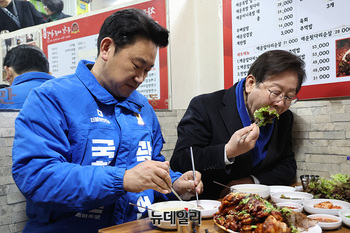 [포토] 족발 시식하는 이재명 민주당 대표