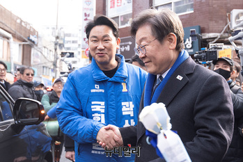 [포토] 떠나기 전 악수나누는 이재명·곽상언