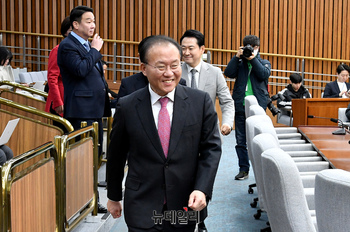 [포토] 회의 참석하는 윤재옥 국민의힘 원내대표