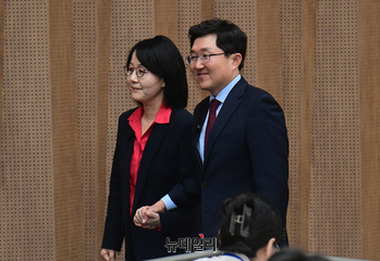 [포토] 손잡고 퇴장하는 김용태·김현아