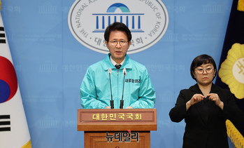 [포토] 정치공약 발표하는 김만흠 새로운미래 정책위의장