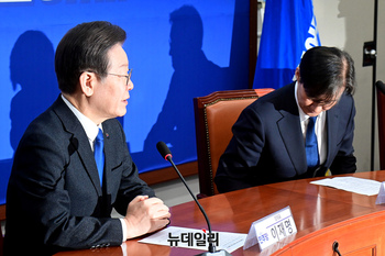 [포토] 이재명 인사말에 고개숙이 인사하는 조국