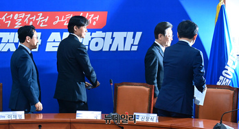 [포토] 비공개 회동 위해 떠나는 이재명-조국