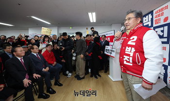 [포토] 박진 국민의힘 의원, 서대문을 선거사무소 개소
