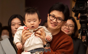 [포토] 육아맘 간담회, 아이 안는 한동훈 비상대책위원장 