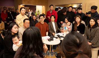 [포토] 육아맘 간담회 참석한 한동훈 비상대책위원장 