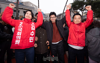 [포토] 한동훈 위원장 손잡은 김수민 예비후보