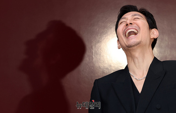 [포토] 이정재, 볼하트 요청에 함박웃음