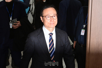 [포토] 회견장 향하는 홍영표 의원