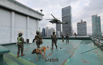 [포토] 합동 대테러훈련, 헬기로 작전 투입하는 특임대