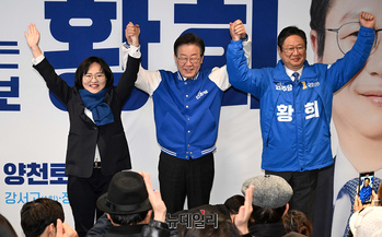 [포토] 손들어 인사하는 이재명-황희