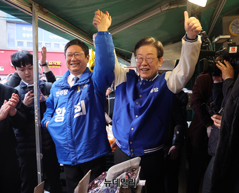 [포토] 목동깨비시장서 시민들 만나는 이재명-황희