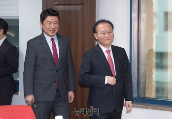 [포토] 비상대책위원회의 참석하는 유의동·윤재옥 