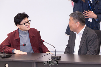 [포토] 대화나누는 한동훈·김동명