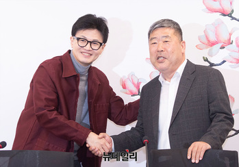 [포토] 한동훈 위원장 손잡은 김동명 한국노총 위원장 