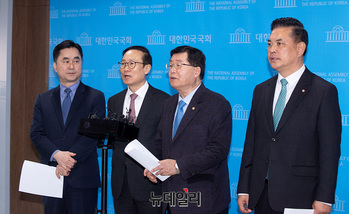 [포토] '민주연대 추진' 답변하는 김종민·홍영표·설훈·박영순
