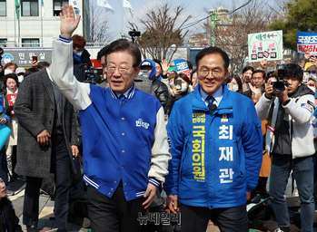 [포토] 지지자들과 인사 나누는 이재명 대표와 최재관 후보