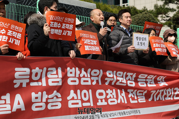 [포토] 가세연-호국단, 방심위에 '서민갑부' 프로그램 방송심의요청서 제출