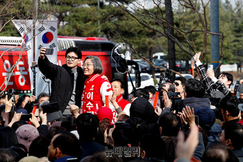 [포토] 기념촬영하는 한동훈·이수정