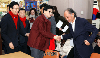 [포토] 최극렬 상인연합회장과 악수하는 한동훈 위원장 