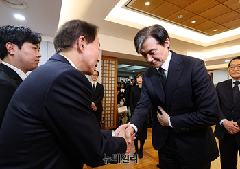 [포토] 김현철 이사장 위로하는 조국 대표 