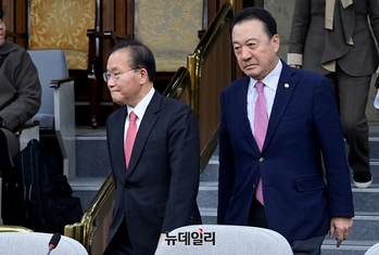 [포토] 회의 참석하는 윤재옥 국민의힘 원내대표