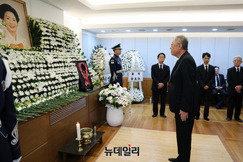 [포토] 조문하는 류진 한경협 회장