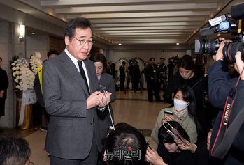 [포토] 답변하는 이낙연 새로운미래 공동대표 