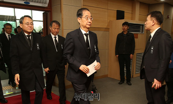 [포토] 손명순 여사 영결식 참석하는 한덕수 총리 