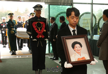 [포토] 현충관 도착한 고 손명순 여사 영정 