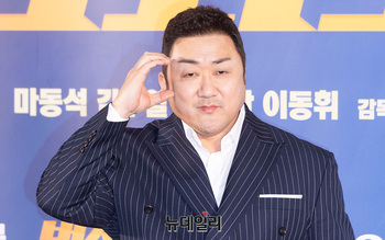 [포토] 범죄도시4 마동석, 두개골 하트 