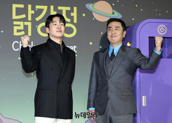 [포토] 넷플릭스 닭강정으로 컴백하는 류승룡-안재홍