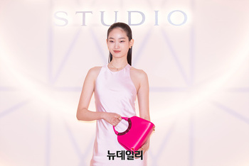 [포토] 신현지, 핑크빛 패션 