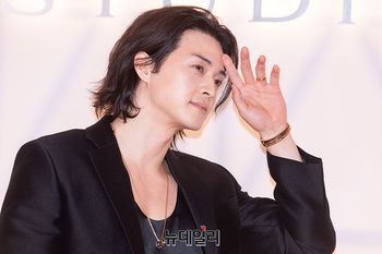 [포토] 머리 쓸어넘기는 김지훈