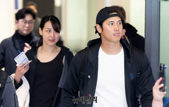 [포토] 메이저리그 개막전 앞둔 오타니 쇼헤이, 아내 다나카 마미코와 내한