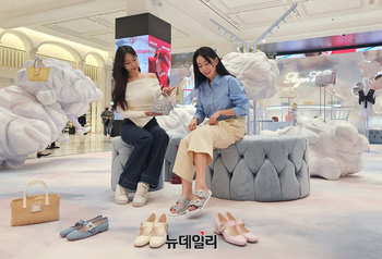 [포토] 신세계 강남점 "'로저 비비에' 한국 한정판 신상 만나보세요"