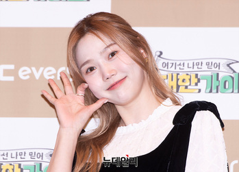 [포토] 위대한 가이드 효정, 상큼한 손인사